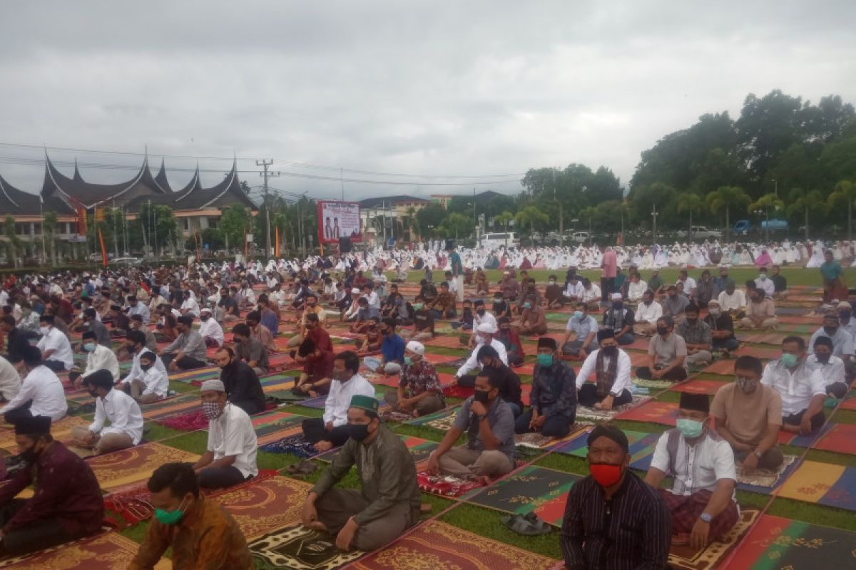 Ratusan warga laksanakan shalat Id di halaman Kantor Bupati Agam