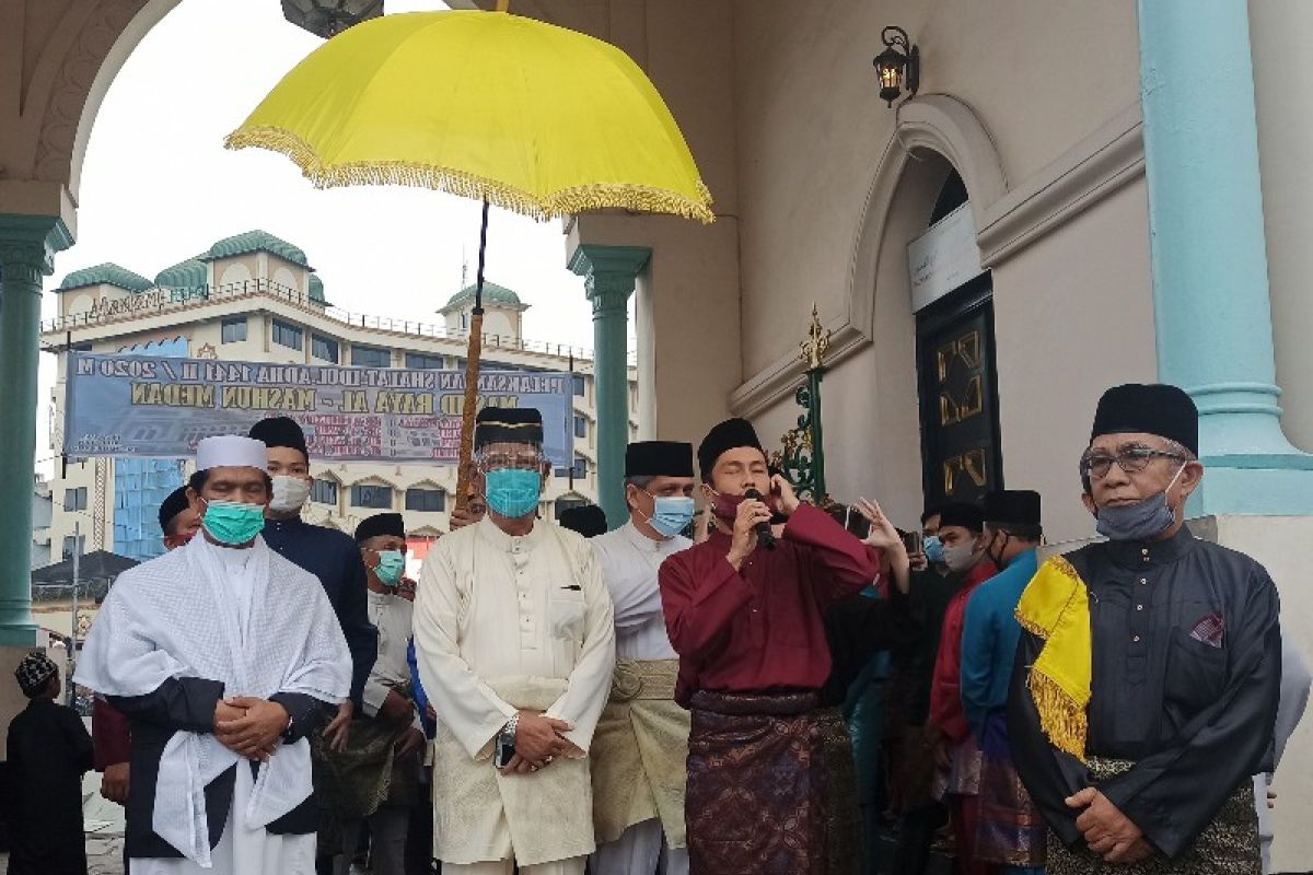 Sultan Deli Shalat Id  bersama ribuan warga di Masjid Raya Medan