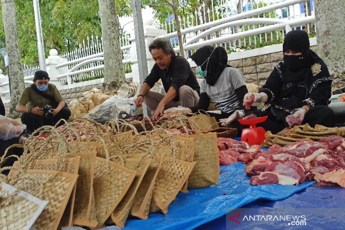 Daging sapi bantuan Presiden Jokowi di Medan dibagikan pakai besek