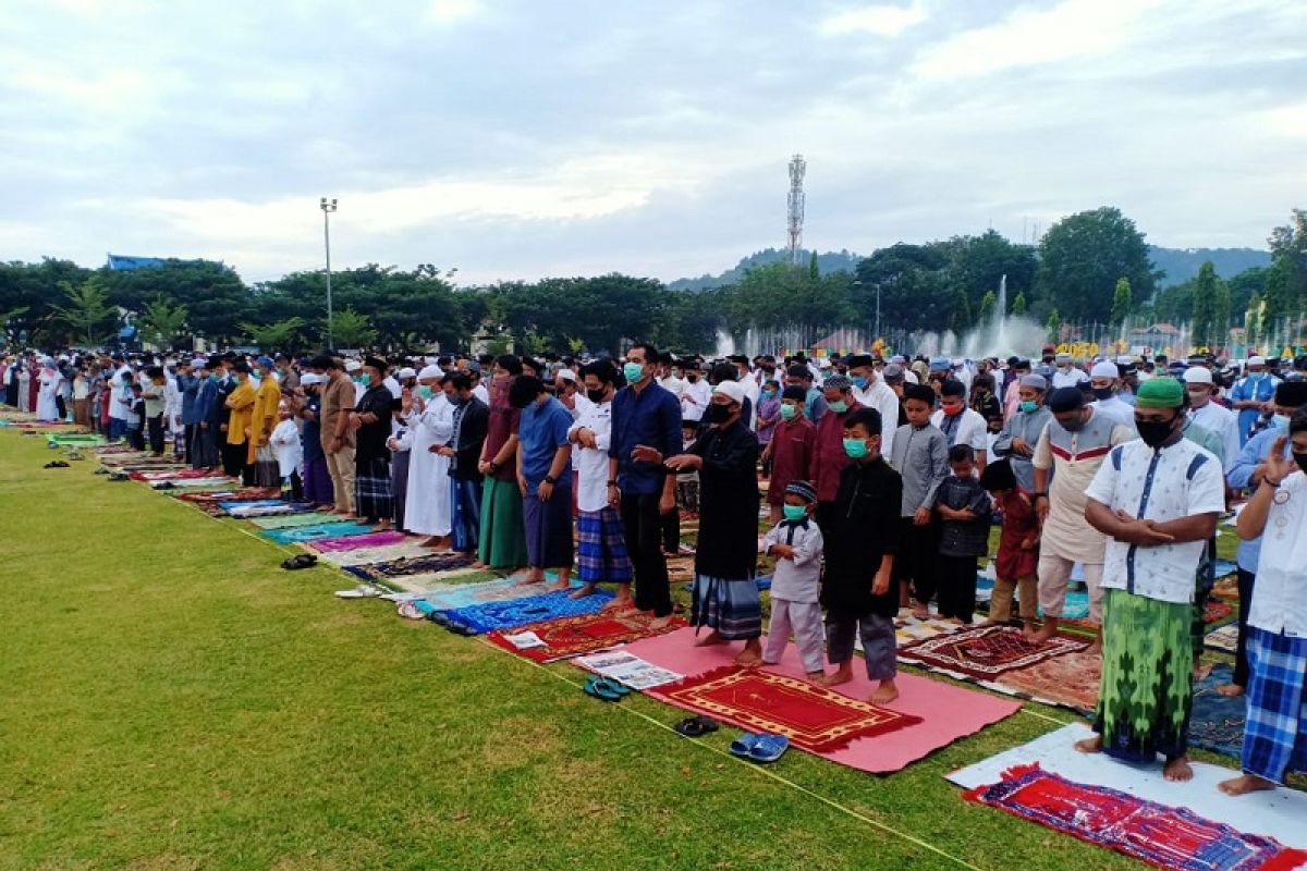 Masyarakat Poso  shalat Idul Adha di lapangan sesuai protokol COVID-19