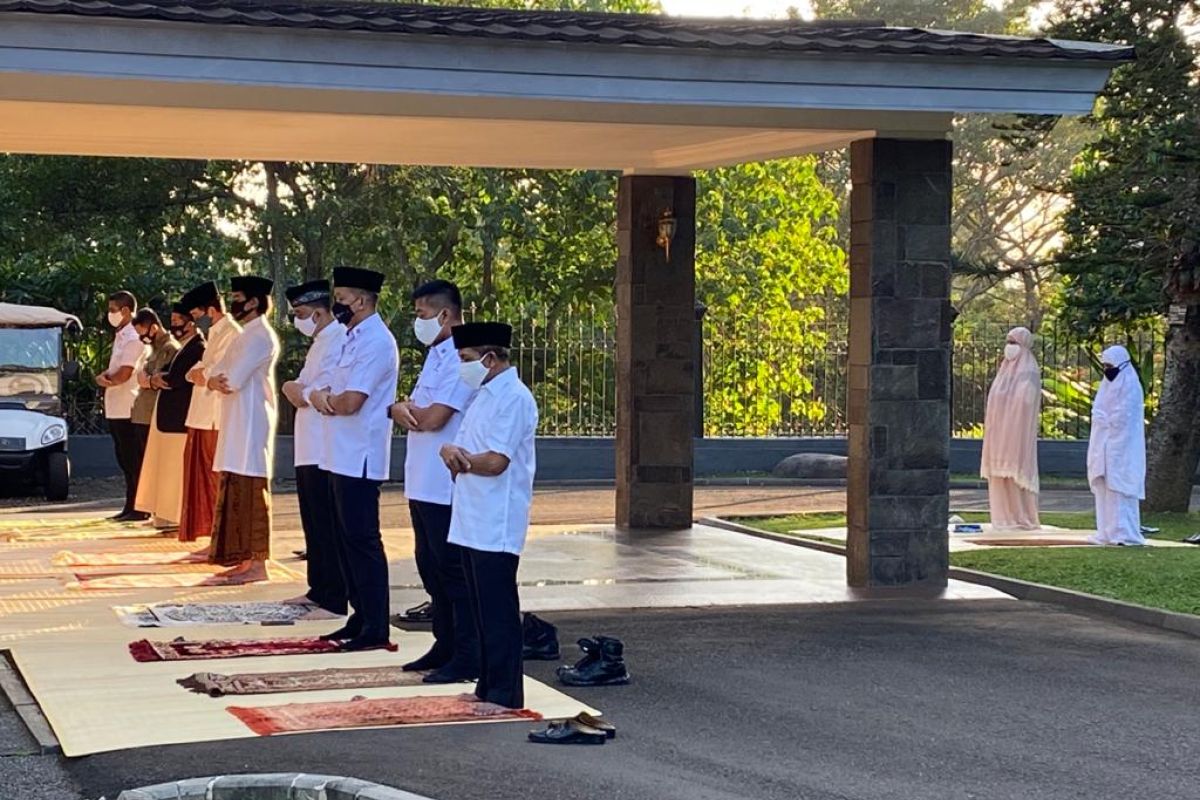 Presiden Jokowi menunaikan Shalat Idul Adha di halaman Wisma Bayurini