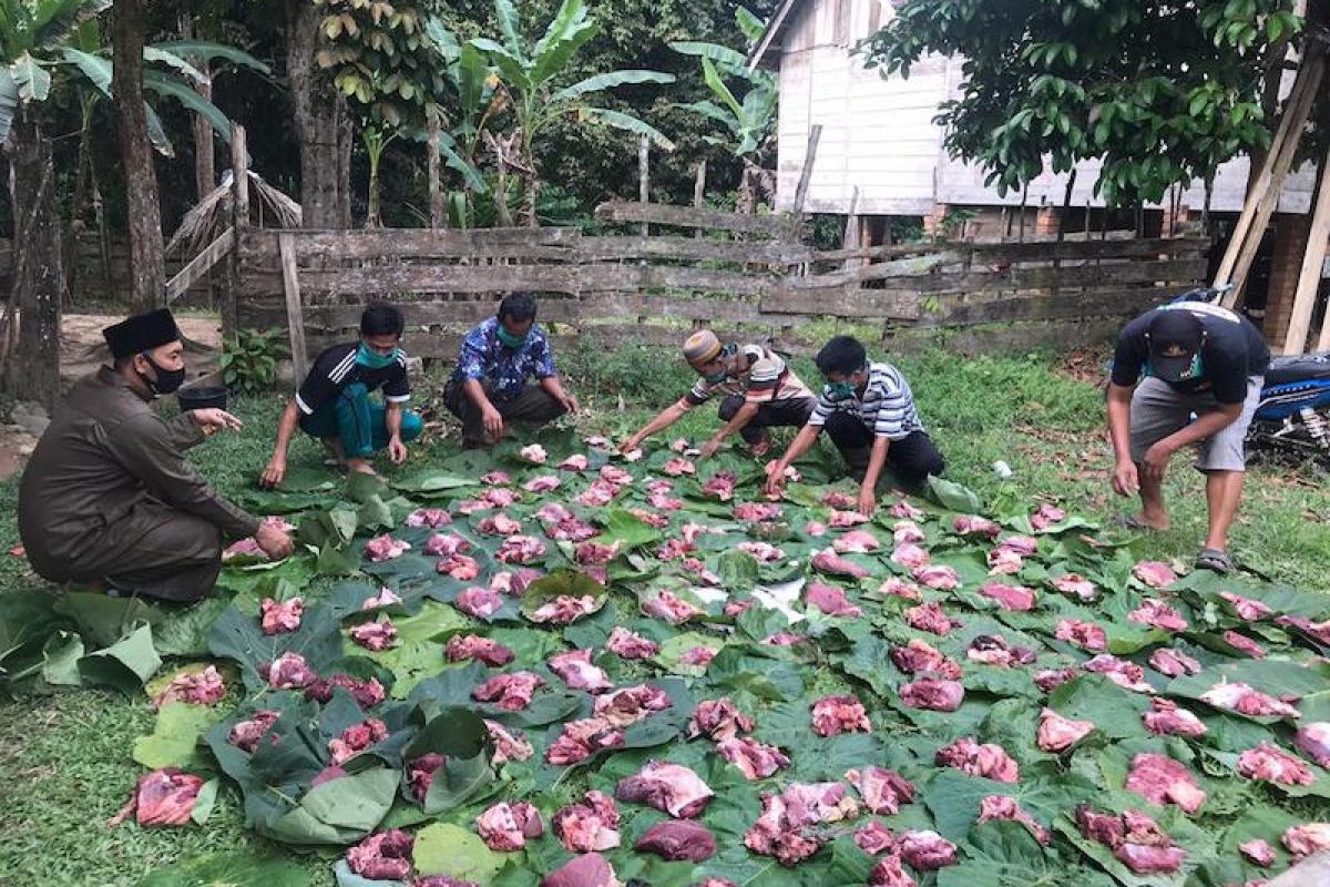 Warga Musi Banyuasin gunakan daun pisang wadahi  daging kurban