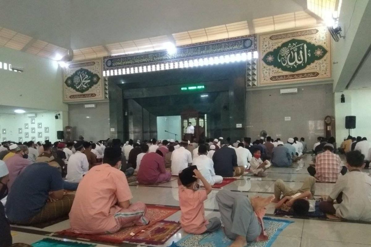 Khotib Masjid Agung Al A'raf Rangkasbitung: Semoga Allah mencabut wabah COVID-19