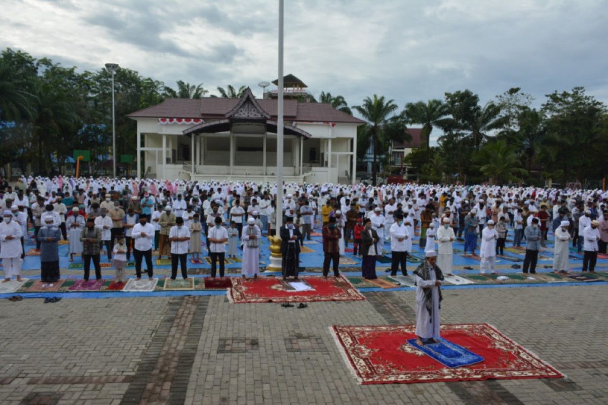 Wali Kota Sibolga Sholat Idul Adha di Lapangan Simaremare bersama warga