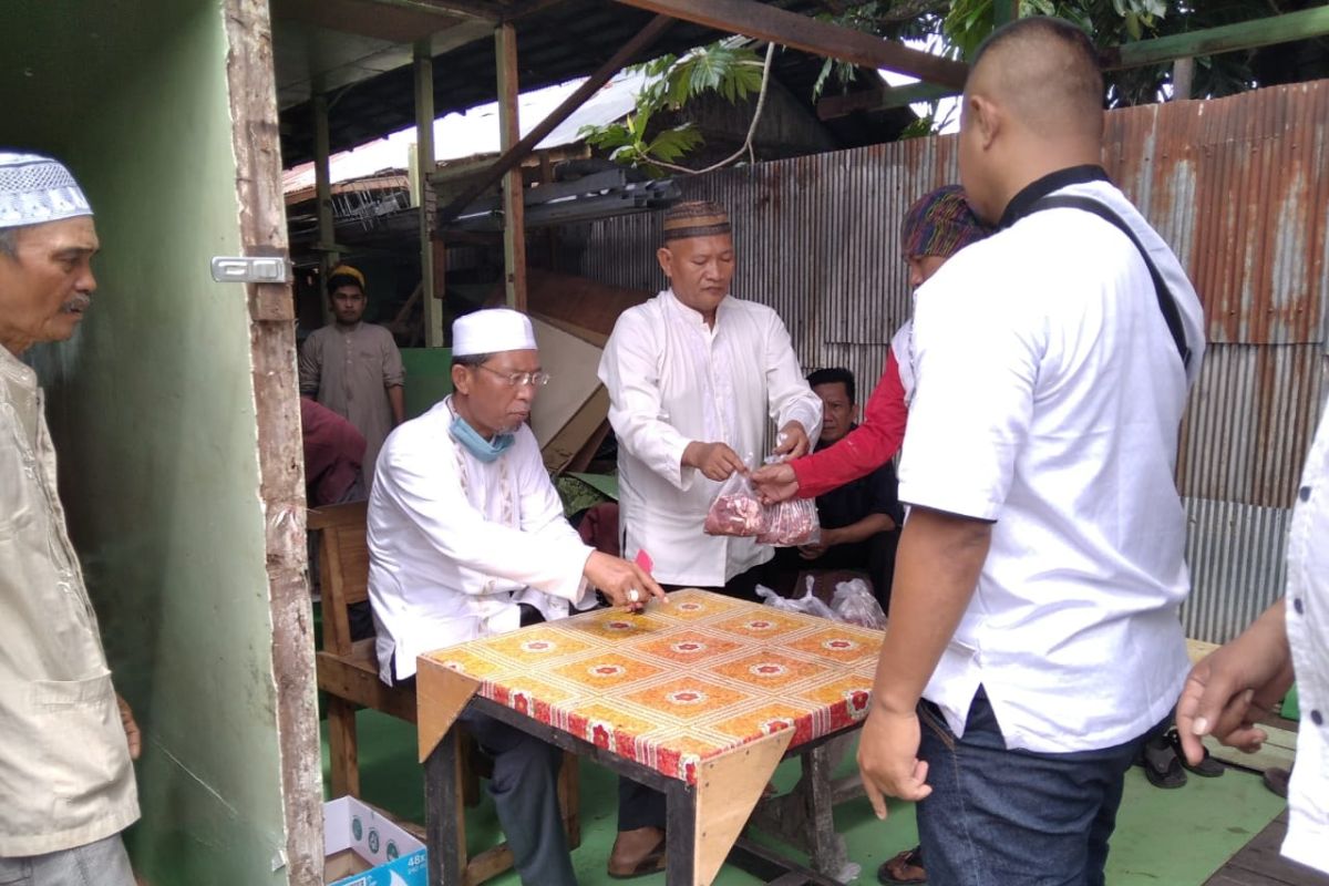 Usai shalat Jumat, wawali bagikan daging kurban