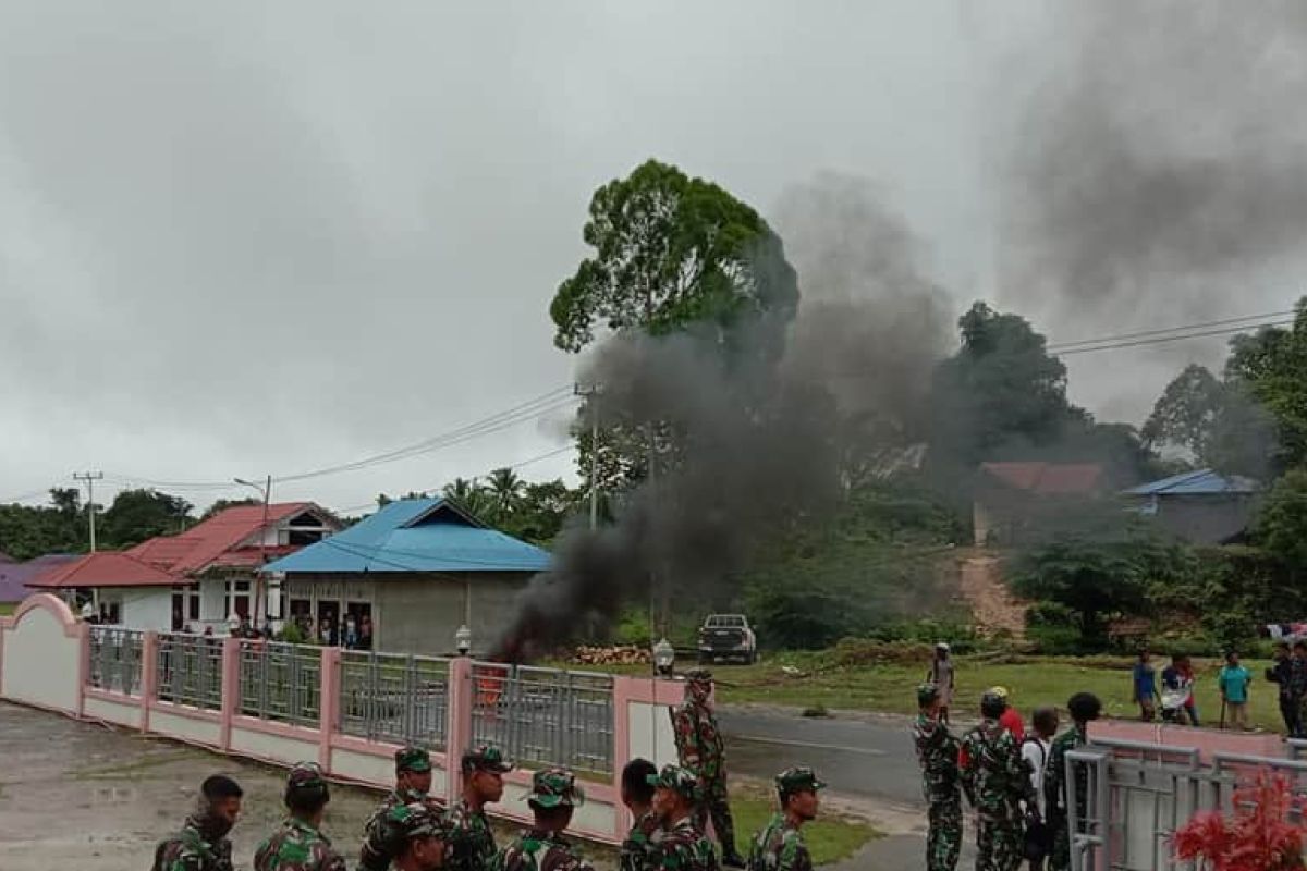 Kecewa hasil seleksi CPNS, warga blokade jalan