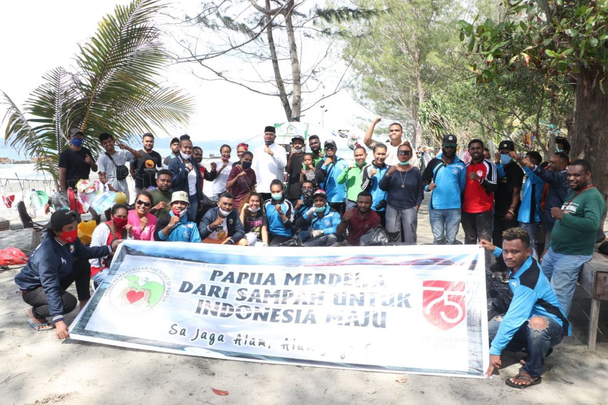 Kapolda Papua apresiasi pemuda dan Spirit of Papua bersihkan pantai Holtekamp