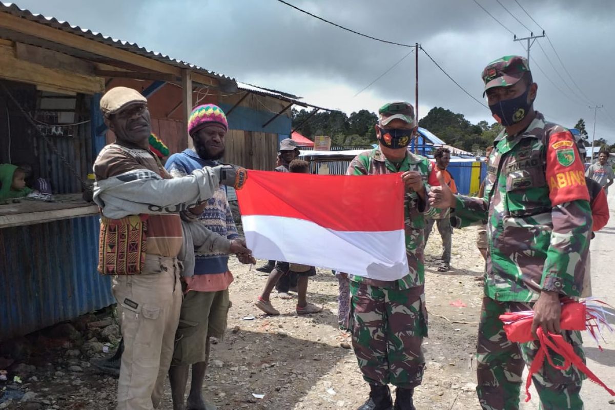 Koramil Waghete bagikan bendera Merah Putih ke warga sambut HUT RI