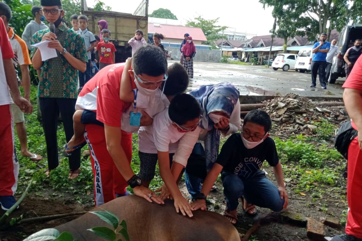 Polres Agam bagikan 500 kantong daging kurban pada masyarakat