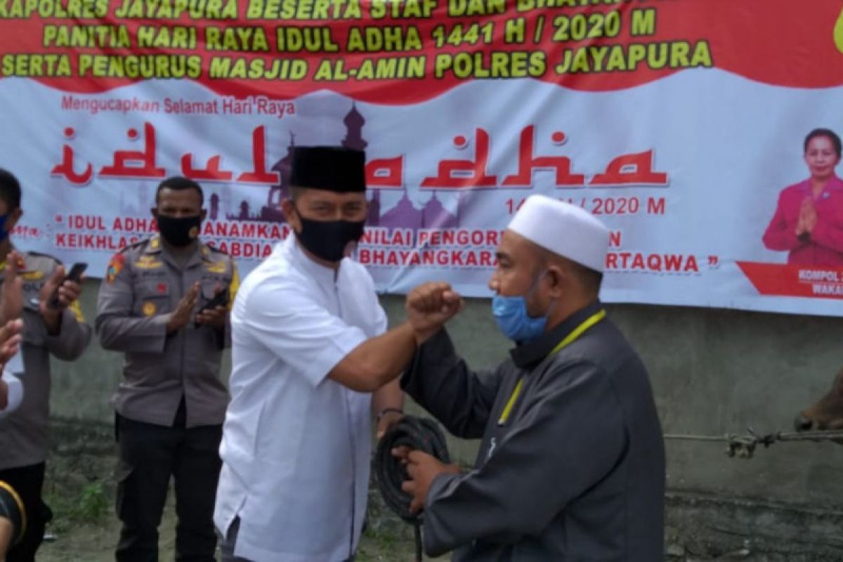 Kapolres Jayapura serahkan delapan hewan kurban Idul Adha ke warga