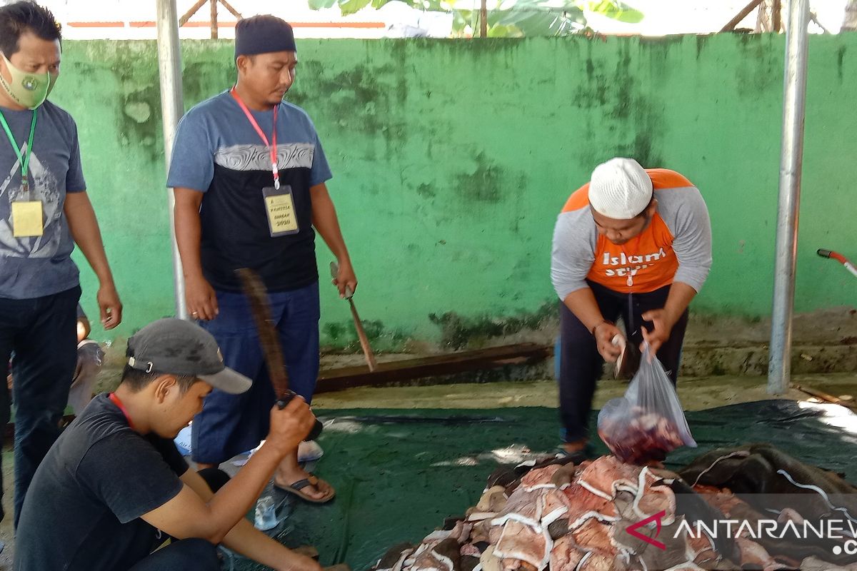 Hindari kerumuman, daging kurban diantar ke rumah warga di Mukomuko