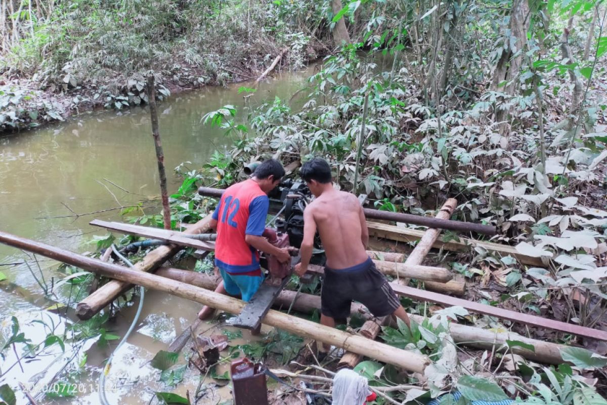 Babinsa dibantu warga mengemasi peralatan yang dipinjam selama TMMD berlangsung