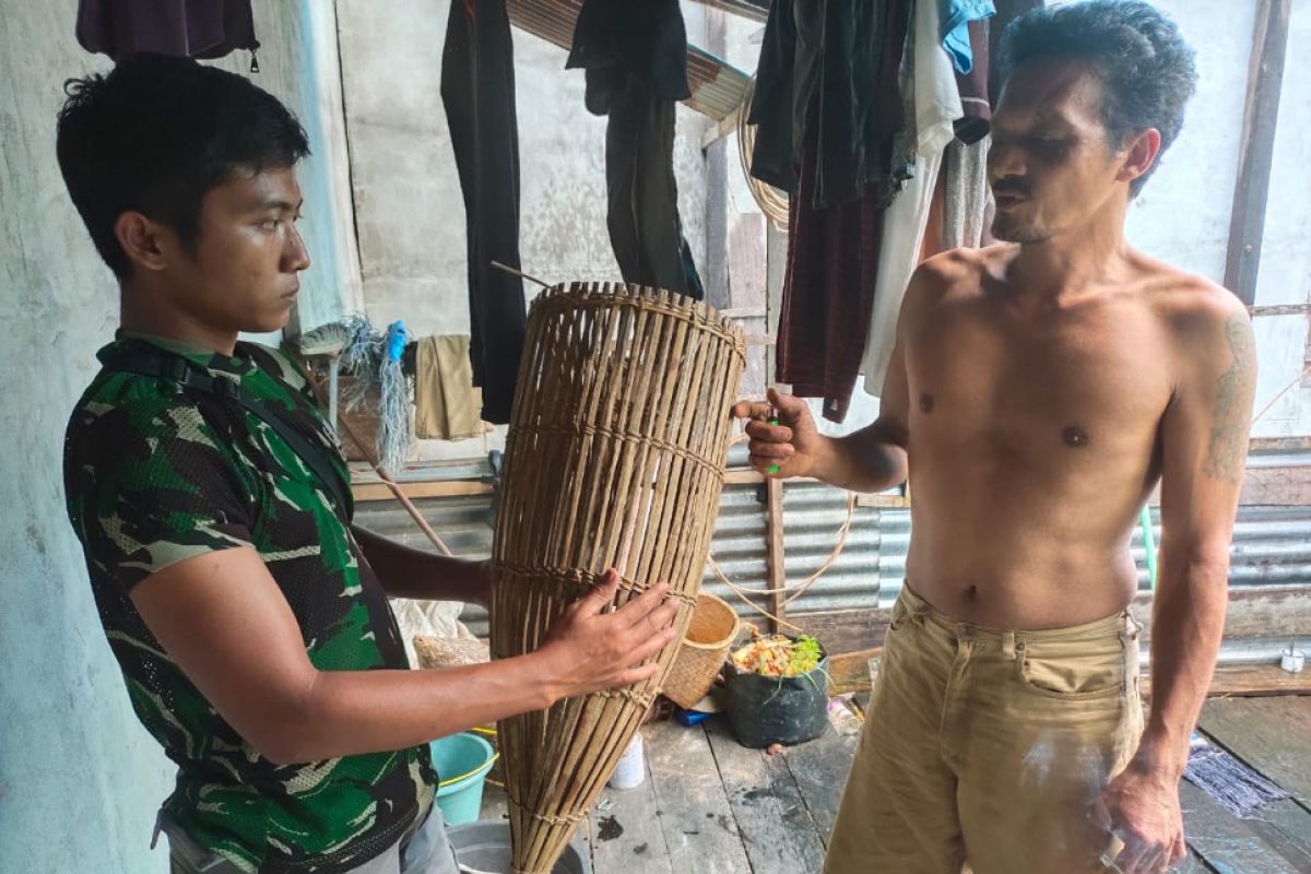 Warga desa terkenang buah tangan anggota TMMD 108