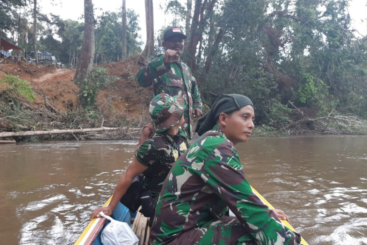 Memancing bersama di sungai di Desa Beringin Rayo