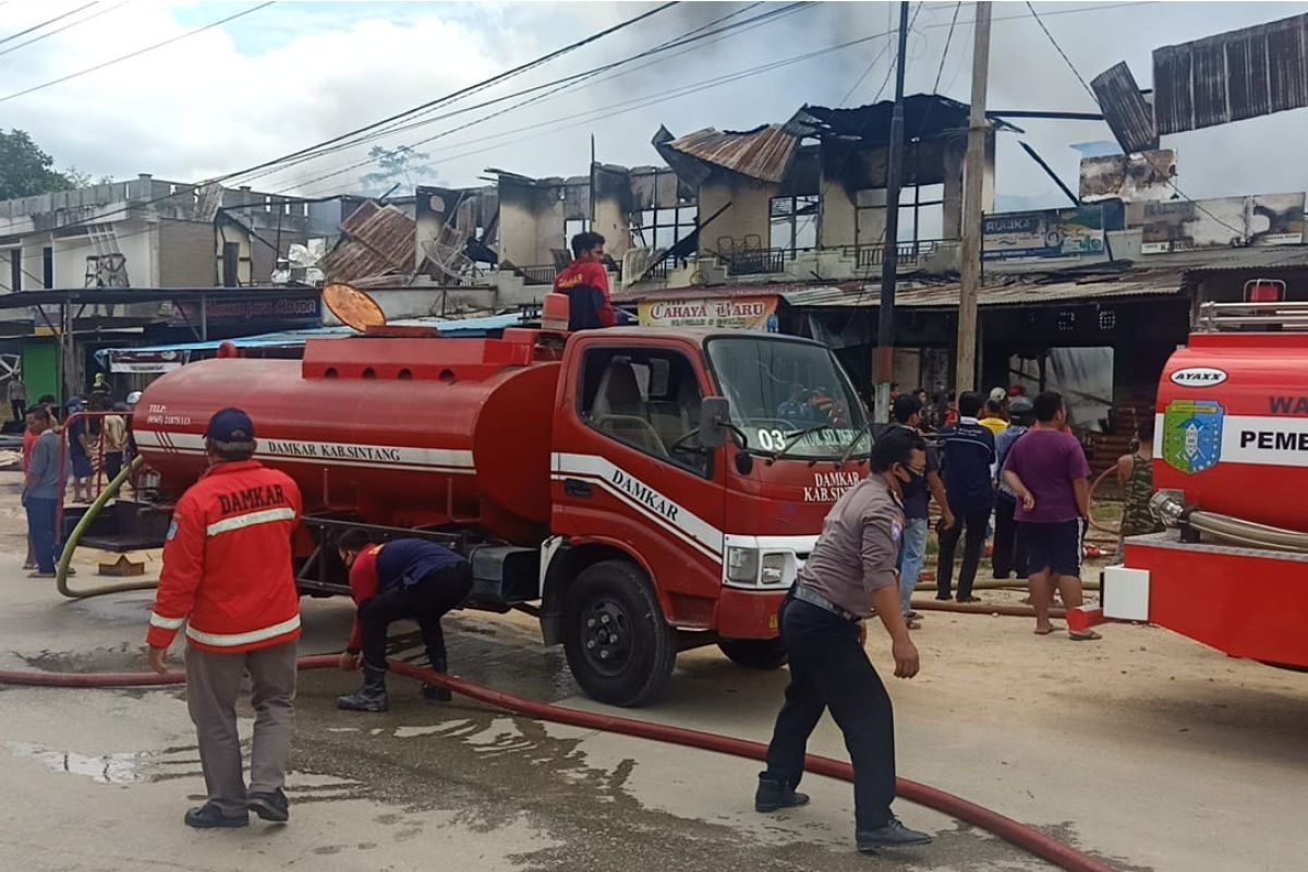 Ruko di Simpang Pinoh Terbakar