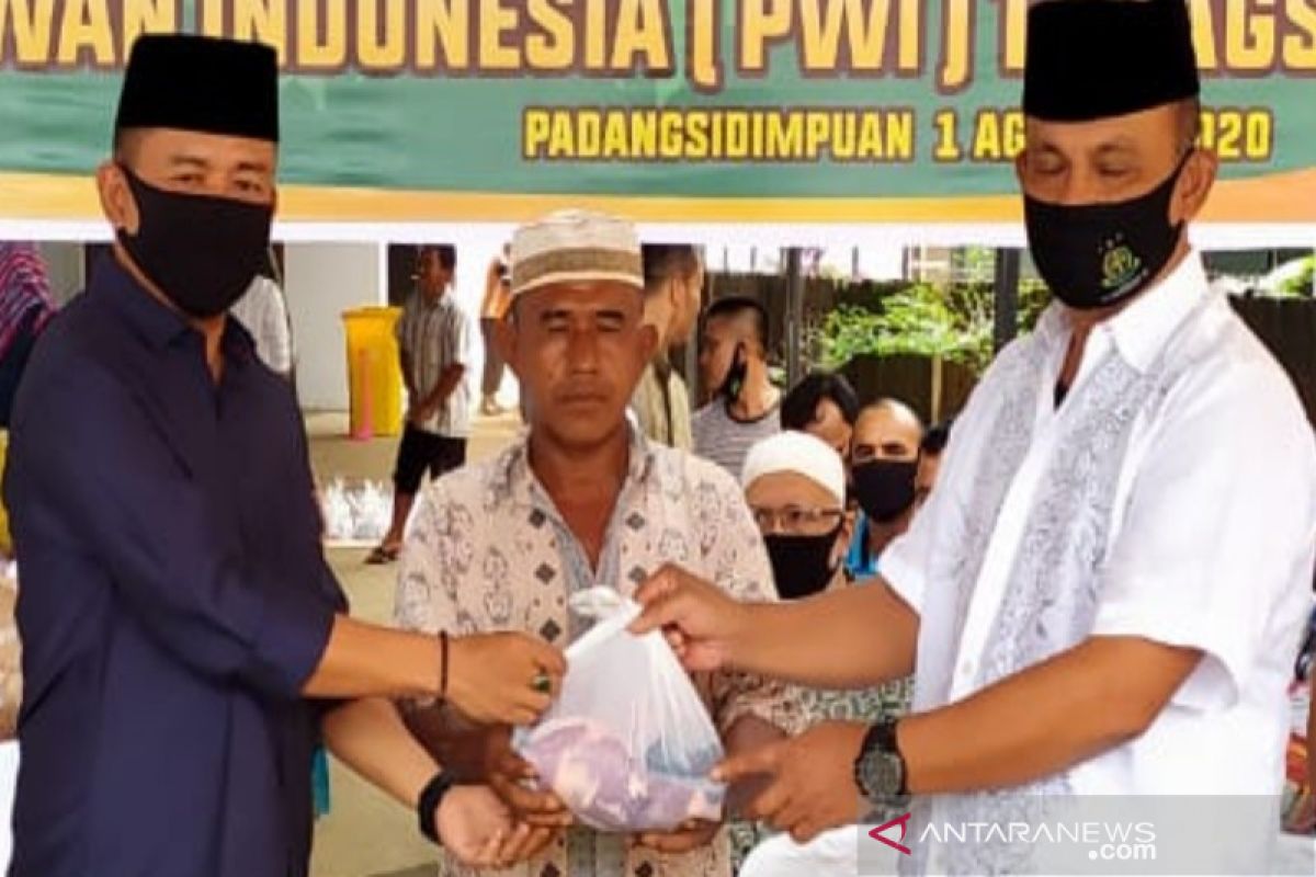 Kejari Padang Sidempuan - PWI Tabagsel sembelih hewan kurban