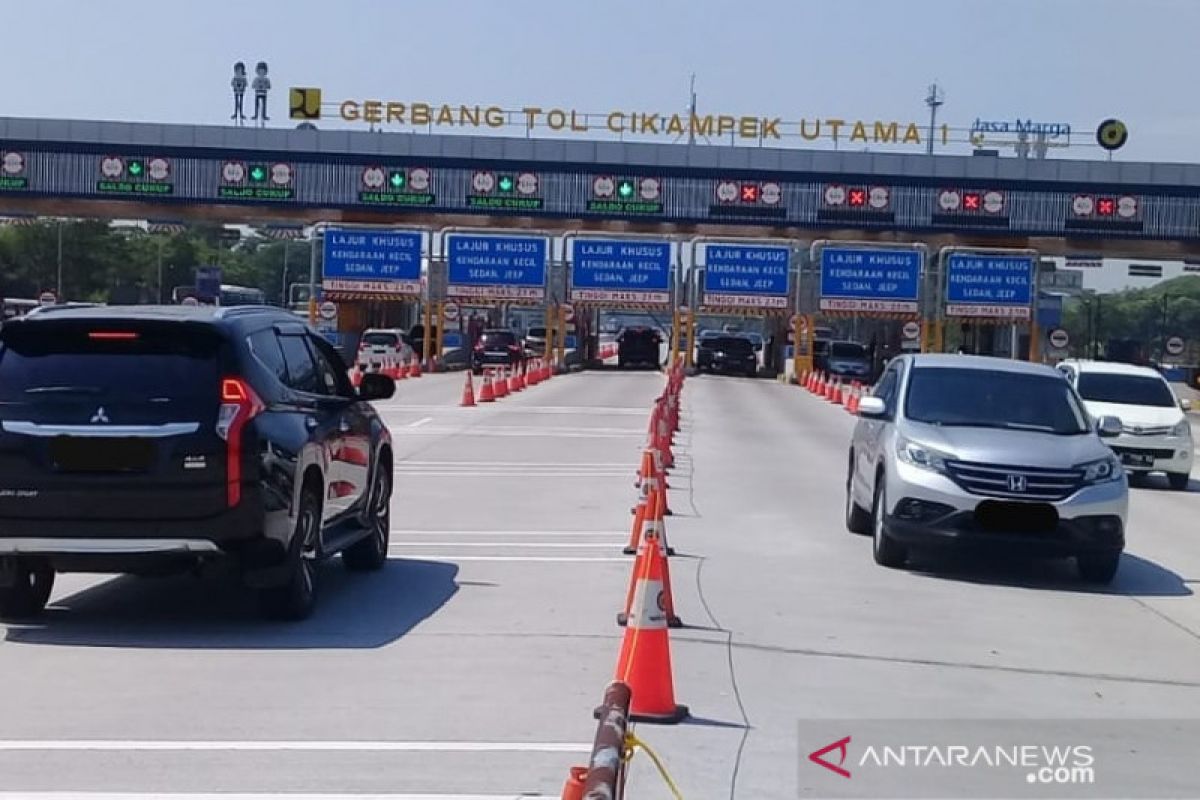 Pengguna jalan Tol Jakarta-Cikampek meningkat di hari libur Idul Adha