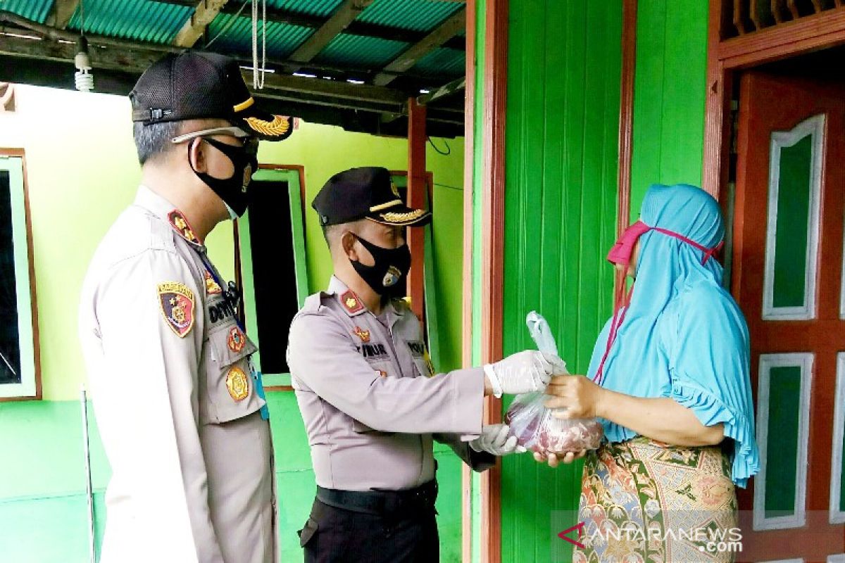 Polres Barsel-Bartim bagikan daging kurban kepada warga