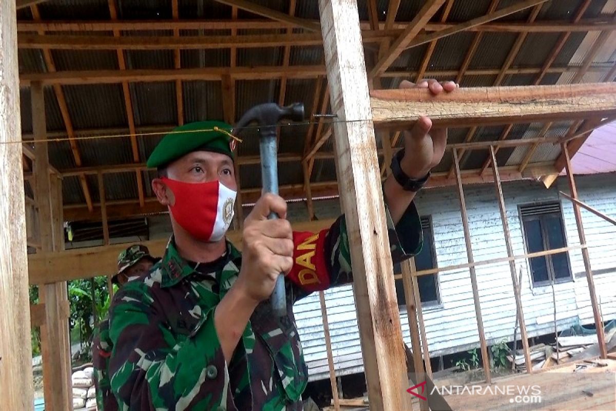 Rumah warga tak layak huni dibedah Kodim 1011 Kapuas