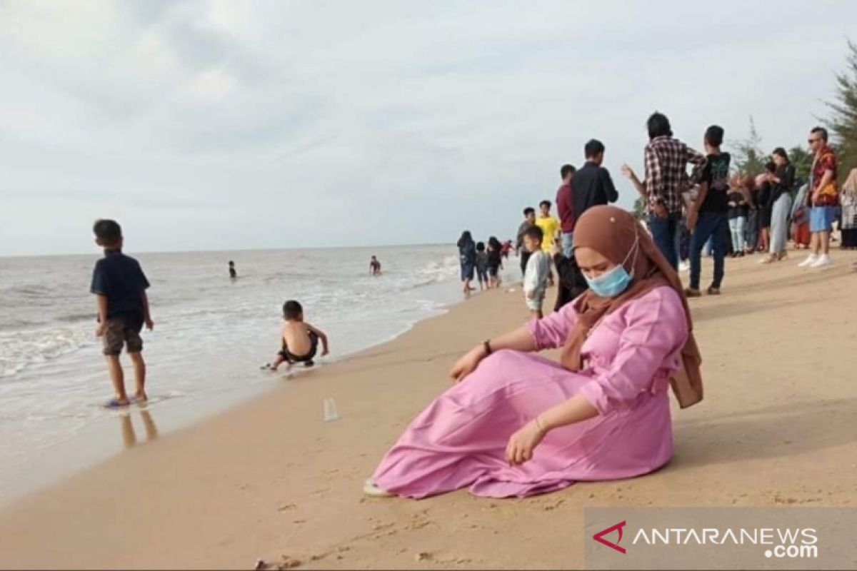 Libur panjang Idul Adha, pengunjung antre berjam-jam ke Pantai Jawai