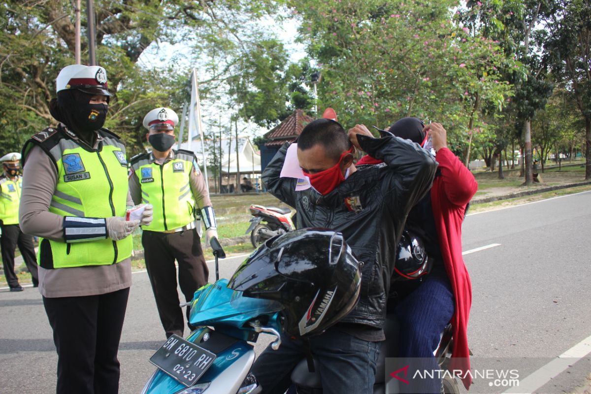 Polisi Bangka Barat bagikan masker melalui Operasi Patuh