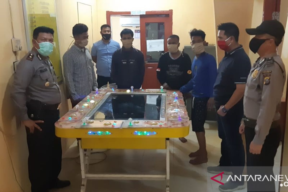 Pengelola judi gelper tembak ikan dan tiga pemainnya ditangkap polisi di Kandis