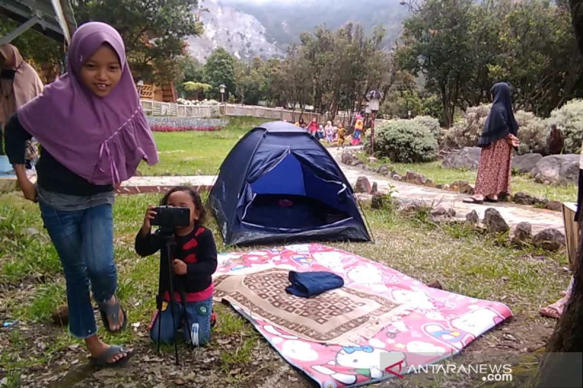 Wisata kemah di Papandayan Garut jadi tujuan favorit saat kemarau