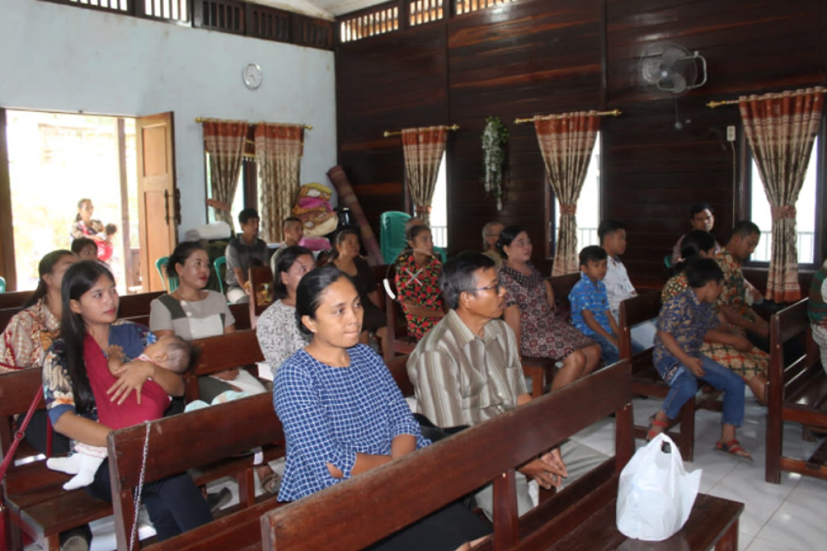 Jemaat Kristiani nikmati beribadah di Gereja Santo Yohanes