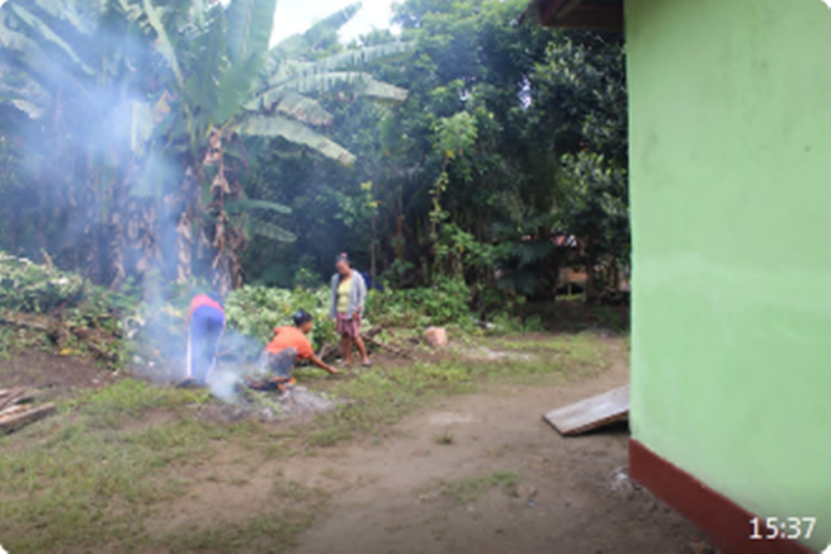 Asni bersama ibu-ibu Desa Beringin Rayo bersihkan Mushola At Taqwa