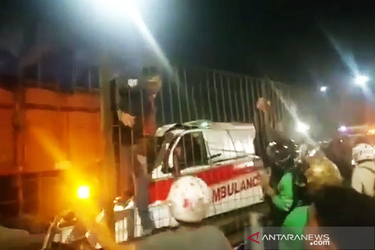 Ambulans tabrak truk di Tol Kebon Jeruk, pengemudi tewas