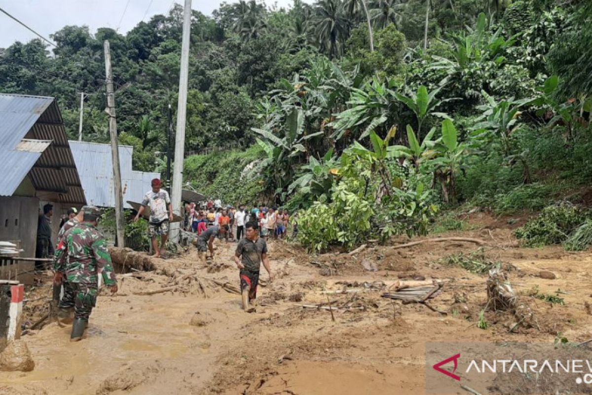 Korem 133 bantu warga bersihkan material lumpur banjir