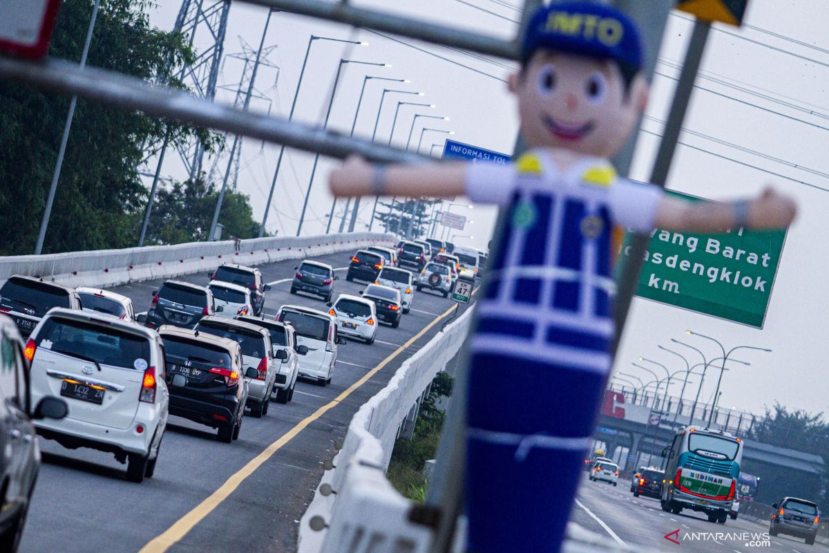 Kepadatan jalan tol Jakarta-Cikampek dipicu titik jelang "rest area"