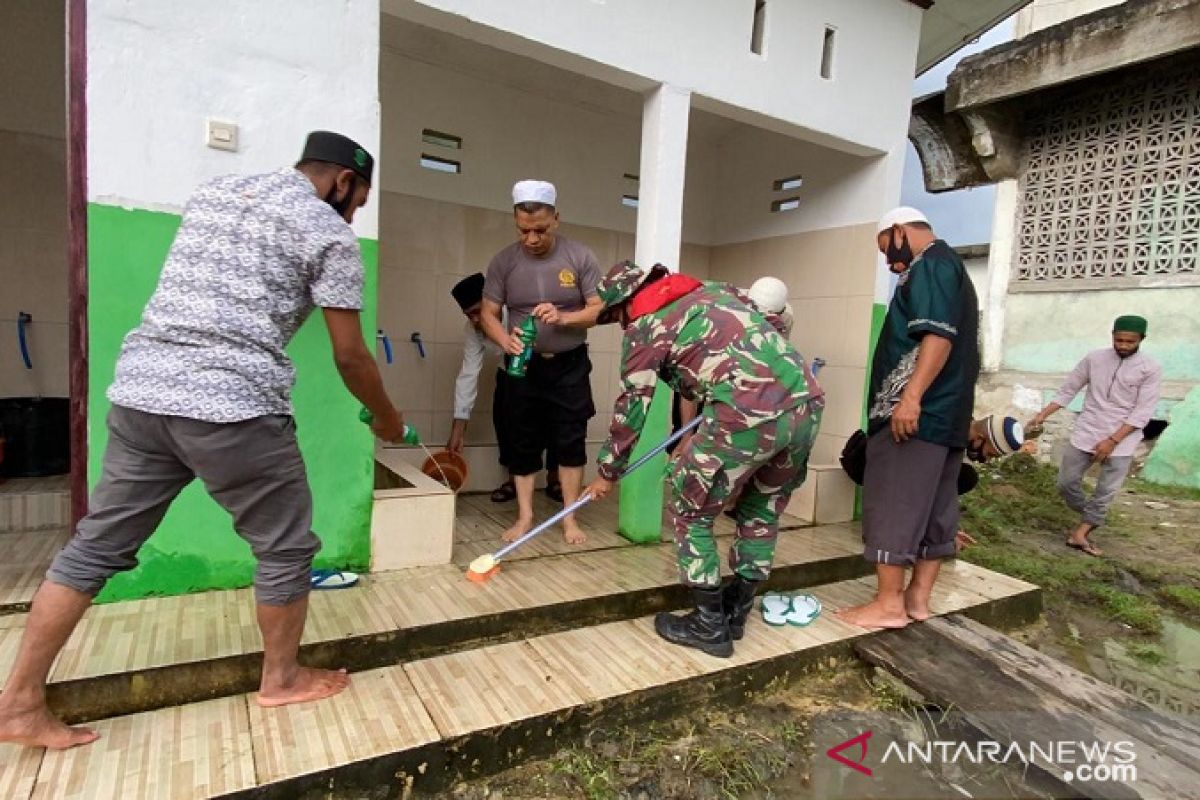 Kapolda Maluku pimpin kerja bakti di masjid Jami desa Liang