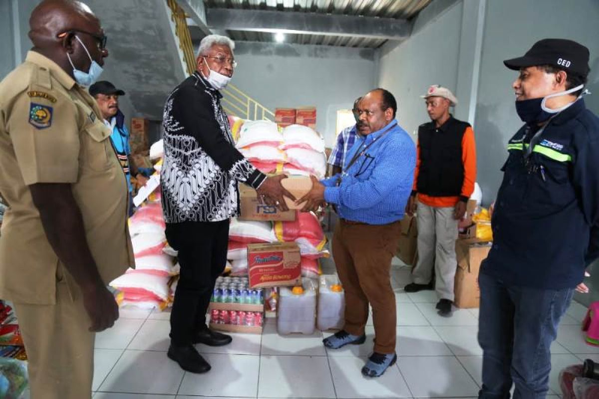 PTFI salurkan bantuan  untuk korban banjir di Kampung Iwaka sekitarnya