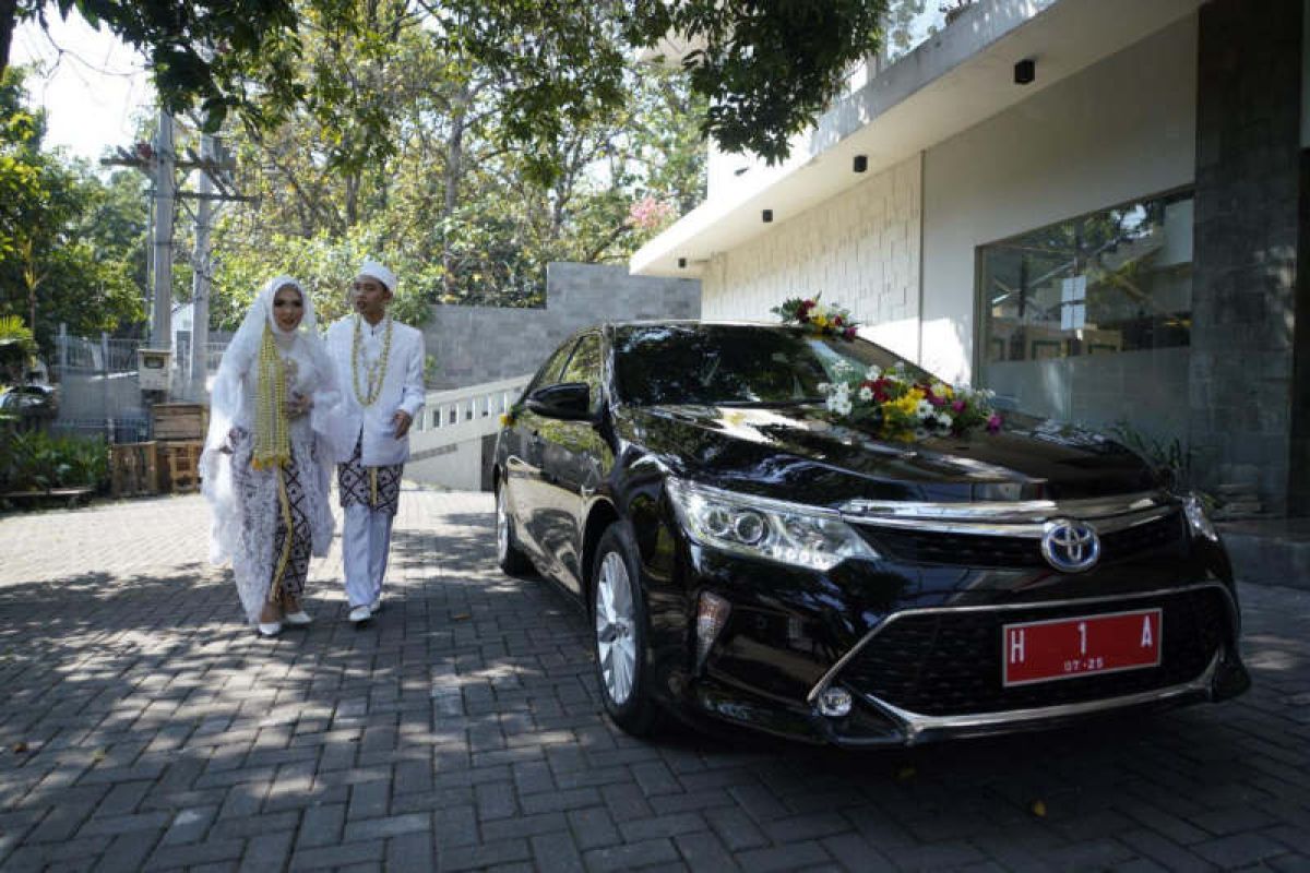 Heidy-Danu,  pengantin pertama pakai mobil dinas Wali Kota Semarang