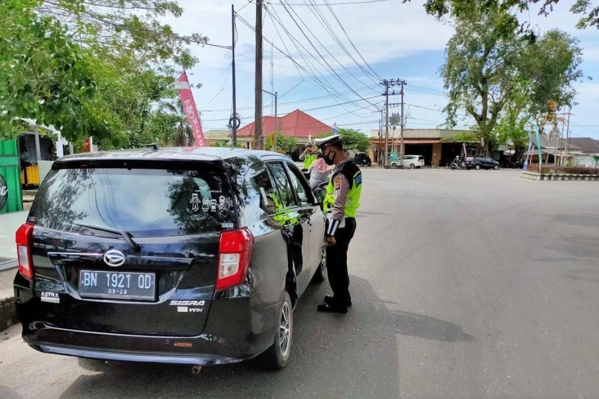 Polres Bangka Tengah edukasi warga tentang adaptasi kebiasaan baru