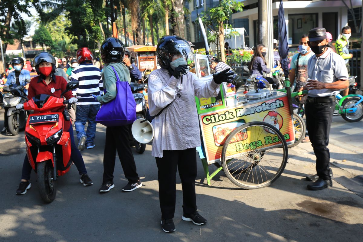 Risma menyusuri perumahan elit untuk ingatkan warga pakai masker