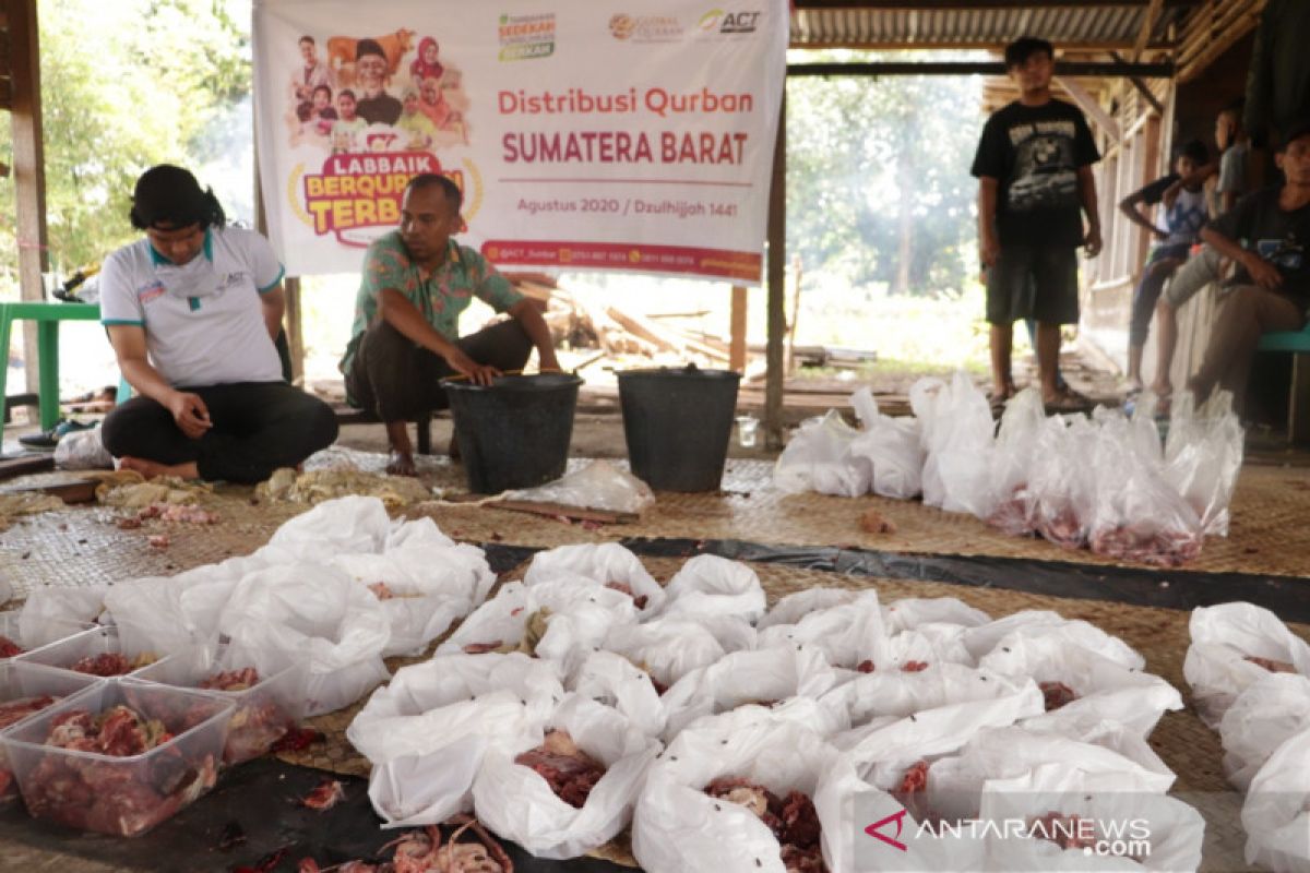 ACT distribusikan daging kurban dari Australia dan Turki pada 84 orang mualaf untuk jaga keislaman mereka