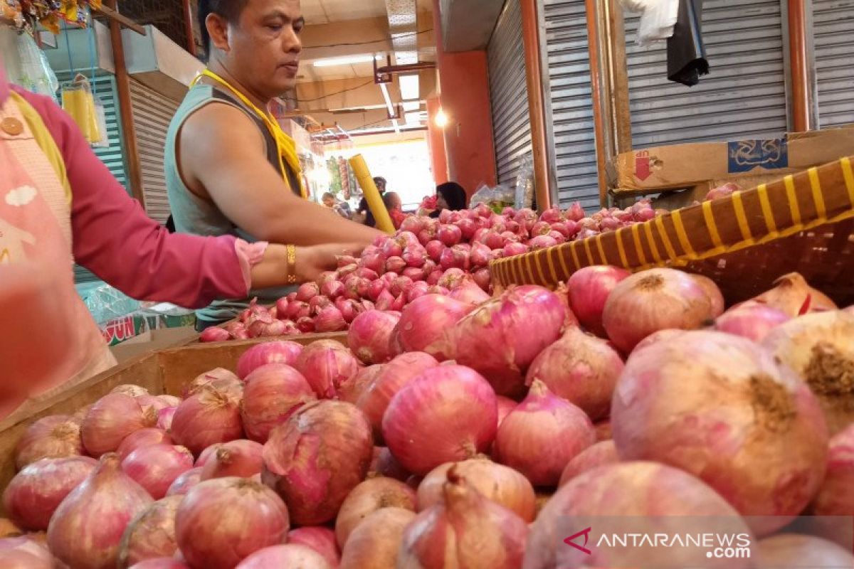 Penurunan harga bawang merah, tiket pesawat dan daging ayam ras dorong deflasi di Padang pada Juli 2020