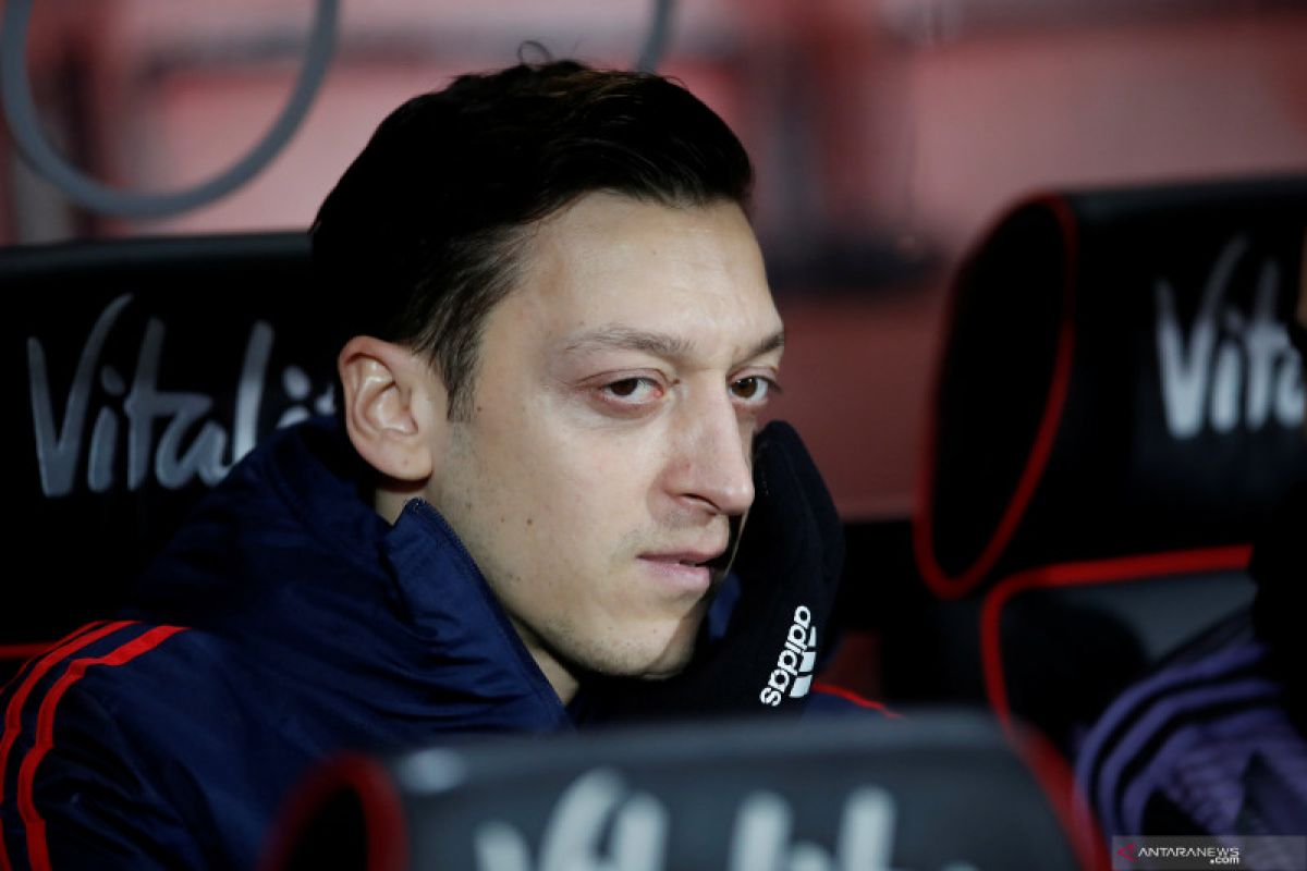 Mesut Ozil disebut egois karena tidak hadiri perayaan juara Piala FA