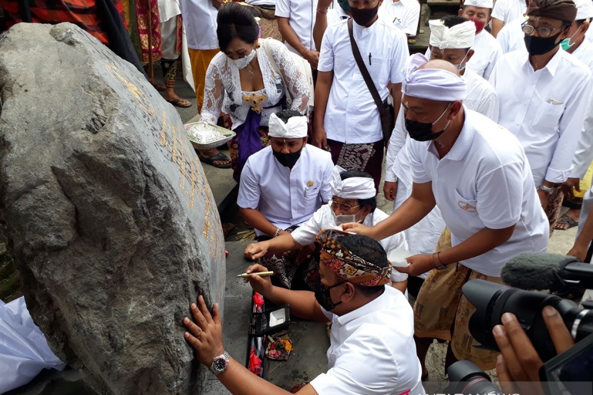 Bupati Gianyar tanda tangani prasasti Pura Mrajan Anyar