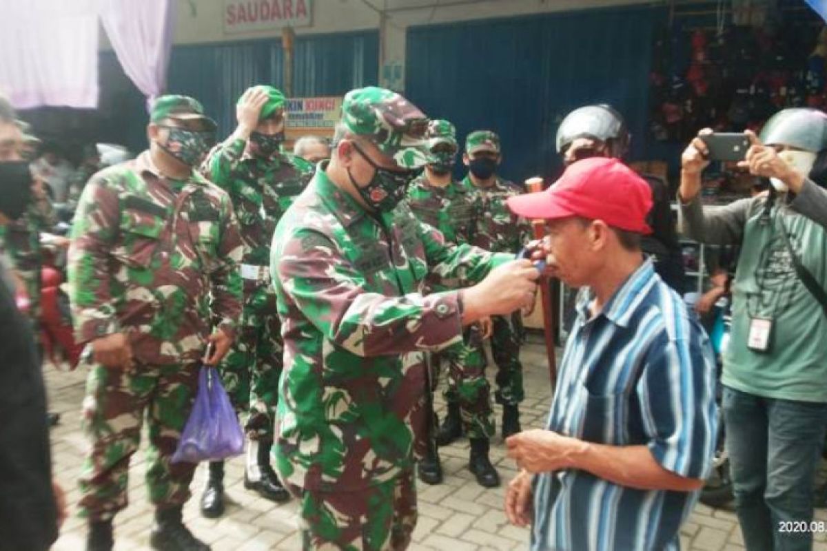 TNI bagikan 1.000 masker di pasar tradisional Mamuju