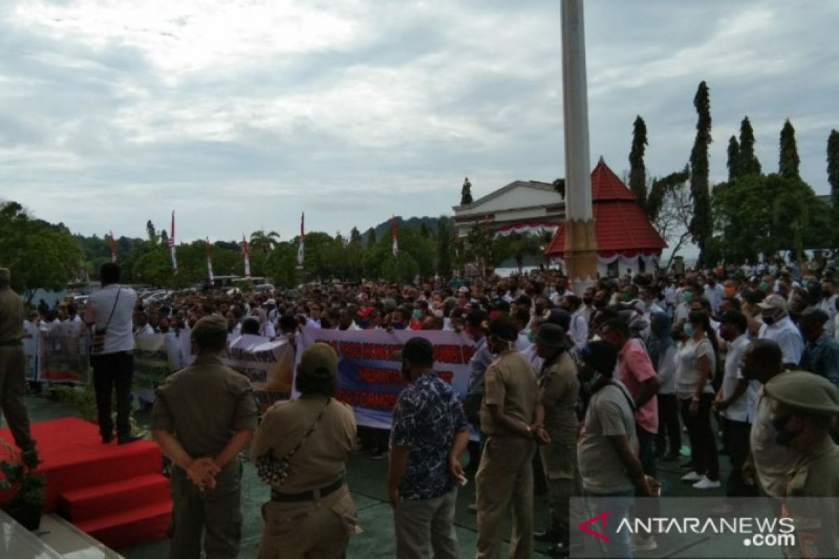 Pemprov Papua akan tinjau kembali proses pengangkatan seribuan tenaga honorer