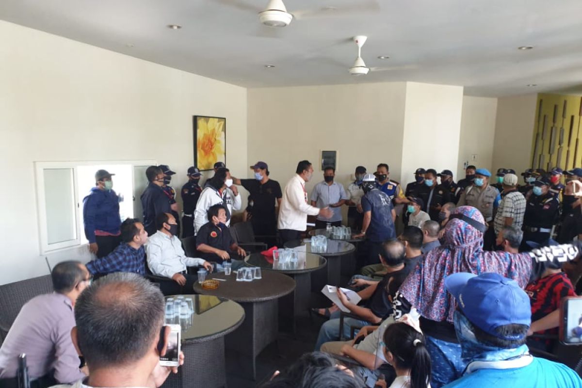 Warga Wisata Bukit Mas Surabaya protes penutupan jalan