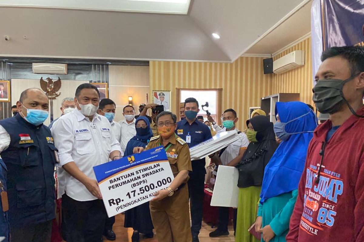 Rachmad Gobel serahkan bantuan BSPS padat karya di Gorontalo Utara