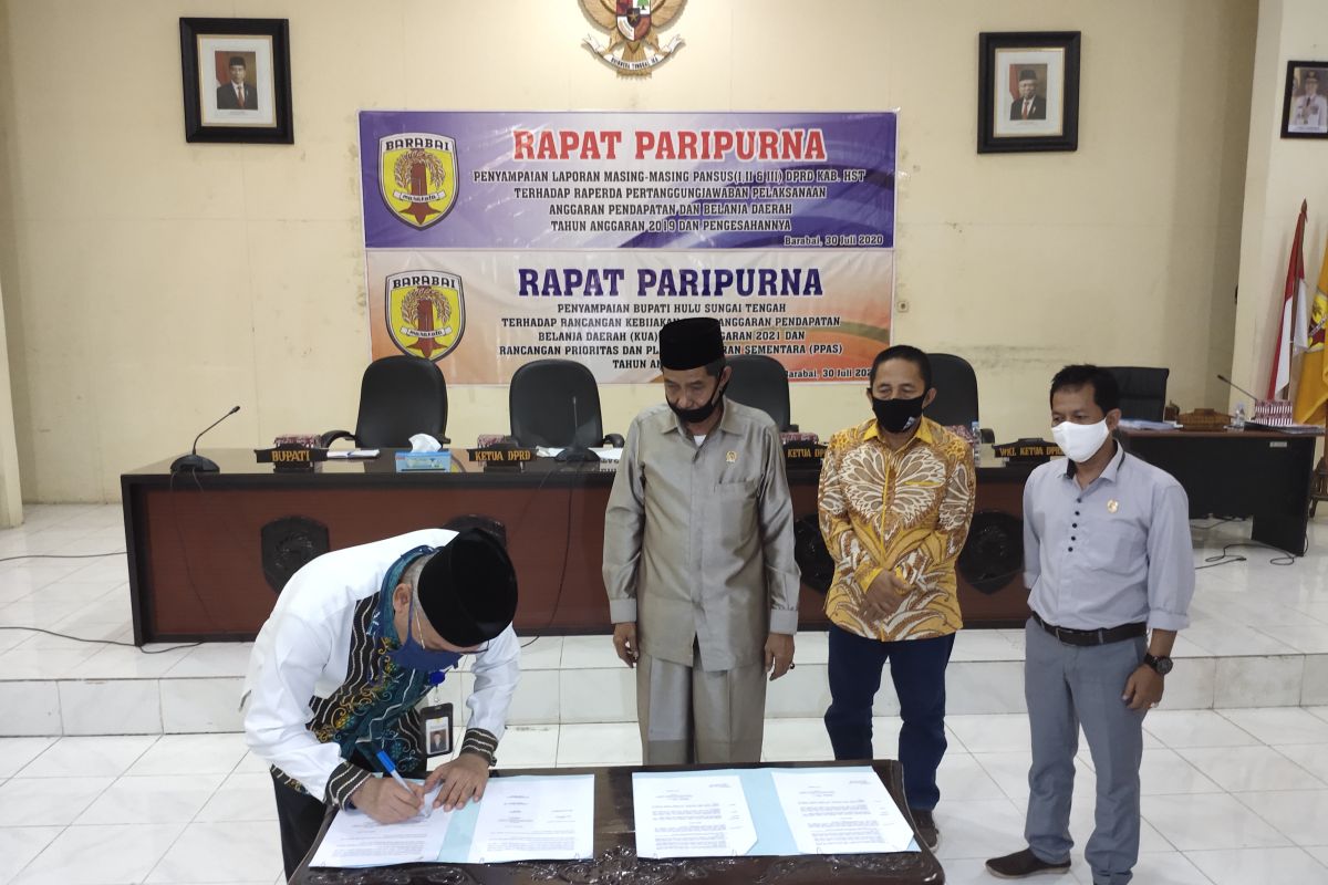 Bupati HST apresiasi DPRD sahkan Raperda pertanggungjawaban pelaksanaan APBD 2019