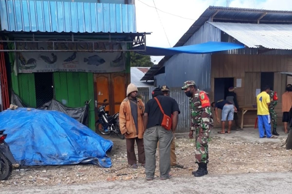 Babinsa Koramil Waghete lakukan komsos ingatkan bahaya minuman berakohol