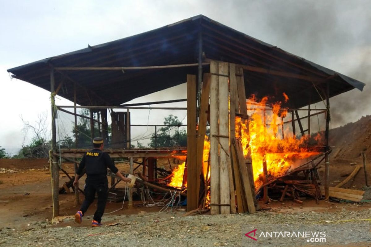 Polisi bakar arena sabung ayam  di Morowali