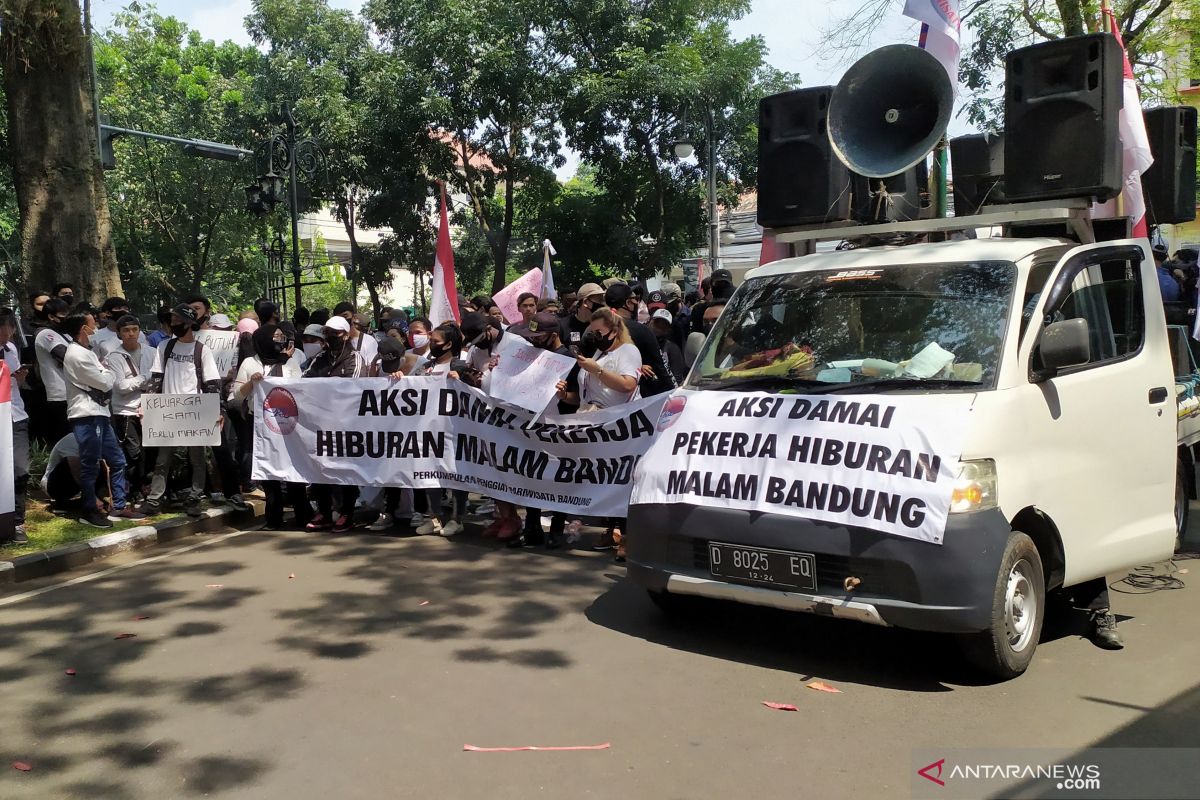 Ratusan pekerja aksi di Balai Kota Bandung, tuntut hiburan malam buka