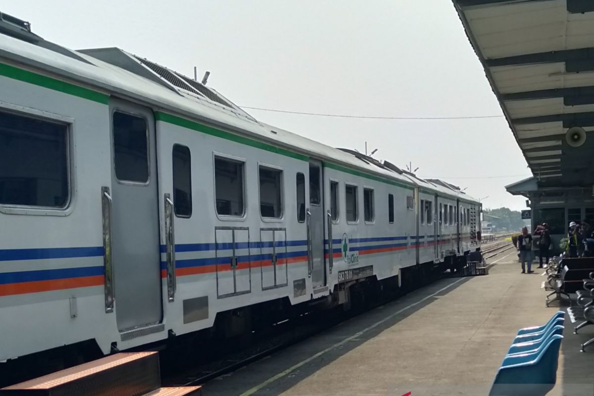 Kereta Api Lokal Karawang-Jakarta belum beroperasi akibat pandemi